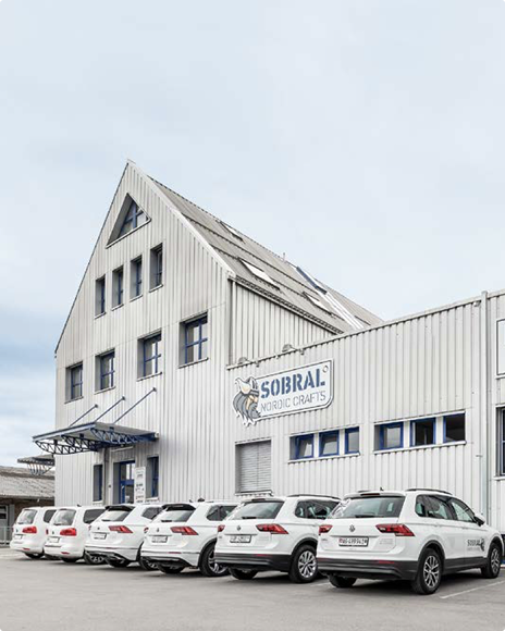 Sobral Factory Store Gebäude in Diepoldsau mit Firmenfahrzeugen
