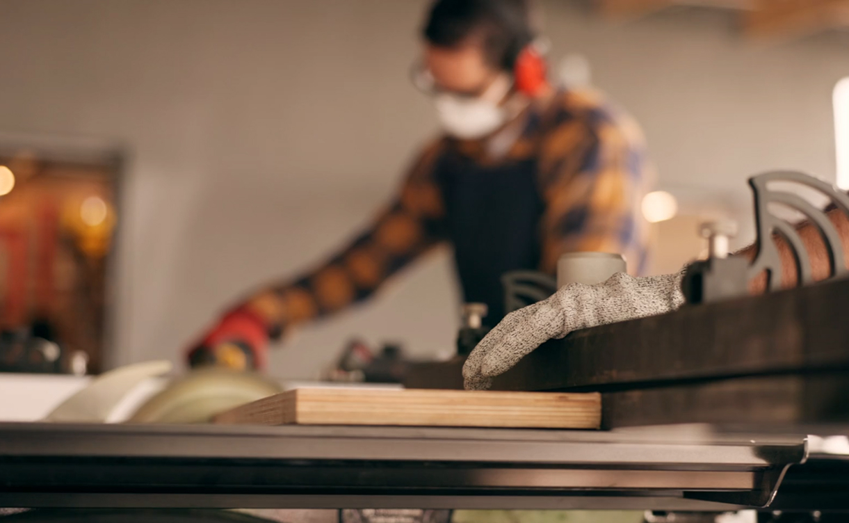 Mach's selbst. Aber richtig. Handschuhe und Gehörschutz für Werkstattprojekte.