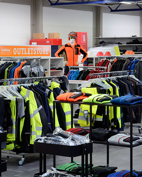 Sobral Outletstore mit Warnschutzkleidung und Regalen