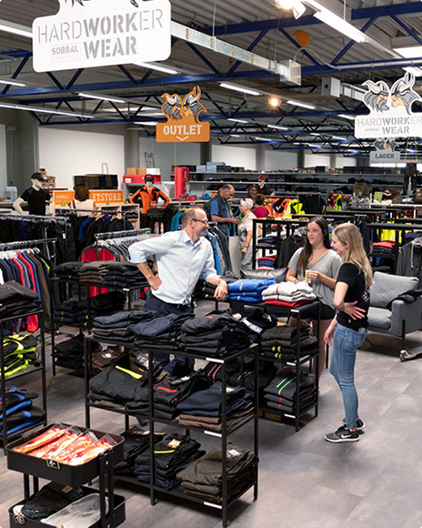 Innenansicht des Sobral Outletstores mit Hardworker Wear Regalen